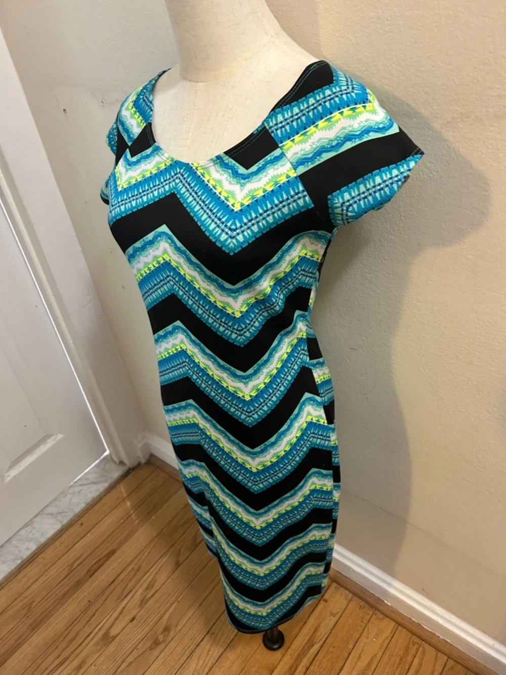 Chevron Scoop-Neck Midi Dress 🌹 - Picture 5 of 9